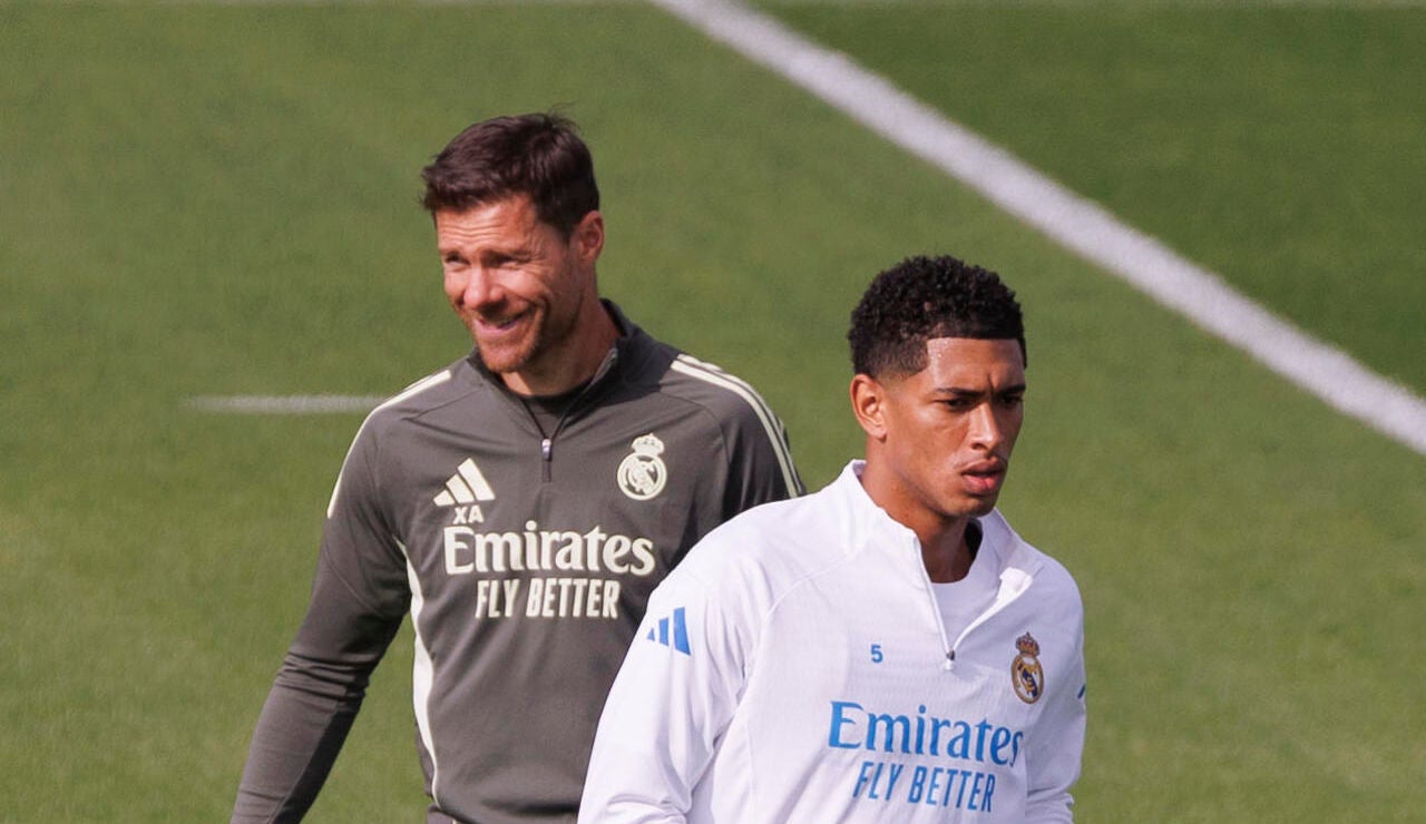 Bellingham y Xabi Alonso durante un entrenamiento