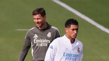 Bellingham y Xabi Alonso durante un entrenamiento Bellingham y Xabi Alonso durante un entrenamiento