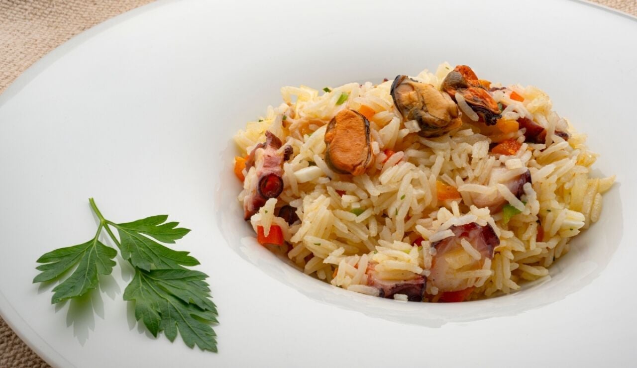 Argui&ntilde;ano elabora una ensalada marinera de arroz: "Una receta para principiantes en la cocina"