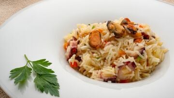 Argui&ntilde;ano elabora una ensalada marinera de arroz: "Una receta para principiantes en la cocina"