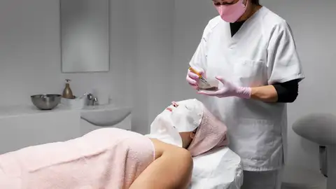 Mujer en una clínica estética Mujer en una clínica estética