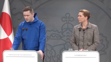 El primer ministro groenland&eacute;s, Jens-Frederik Nielsen y la primera ministra danesa, Mette Frederiksen' en una rueda de prensa.