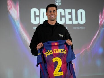 Cancelo, presentado con el Barcelona