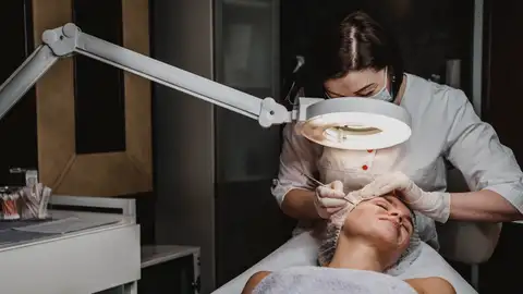 Mujer en una clínica estética Mujer en una clínica estética