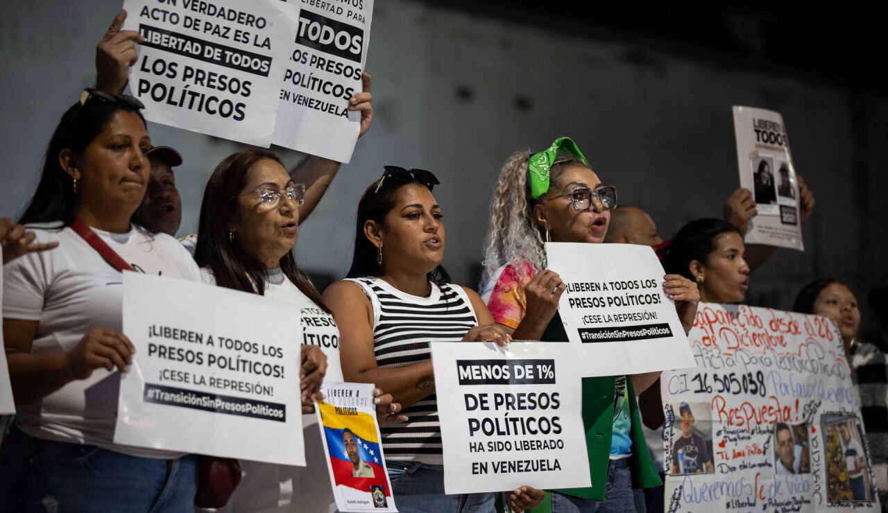 Personas sostienen carteles afuera de El Helicoide este lunes, en Caracas (Venezuela)