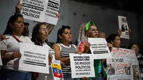 Personas sostienen carteles afuera de El Helicoide este lunes, en Caracas (Venezuela) Personas sostienen carteles afuera de El Helicoide este lunes, en Caracas (Venezuela)