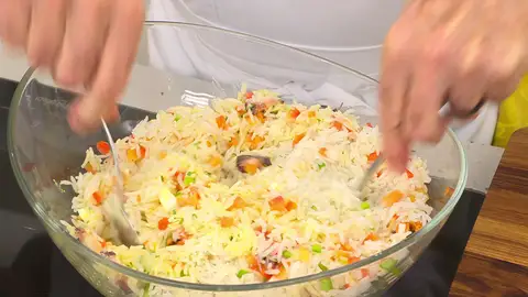 Introduce en un bol el arroz y las hortalizas picadas. Introduce en un bol el arroz y las hortalizas picadas.