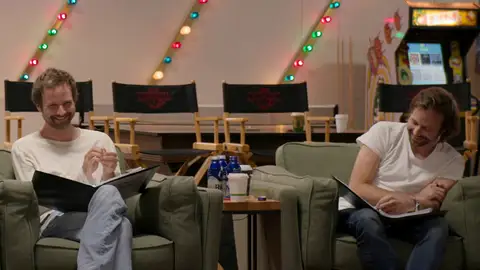 Matt Duffer y Ross Duffer en Una última aventura: Detrás de cámaras de Stranger Things 5 Matt Duffer y Ross Duffer en Una última aventura: Detrás de cámaras de Stranger Things 5