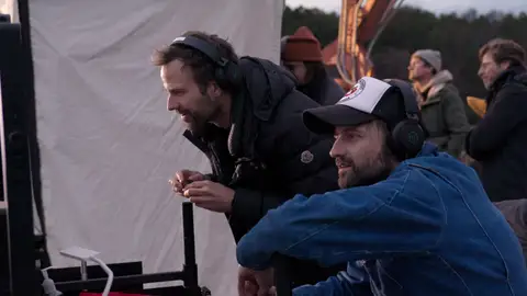 Matt Duffer y Ross Duffer en Una última aventura: Detrás de cámaras de Stranger Things 5 Matt Duffer y Ross Duffer en Una última aventura: Detrás de cámaras de Stranger Things 5