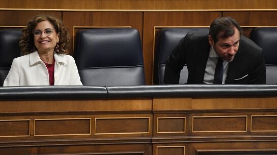La vicepresidenta primera y ministra de Hacienda, Mar&iacute;a Jes&uacute;s Montero y el ministro de Transportes y Movilidad Sostenible, &Oacute;scar Puente