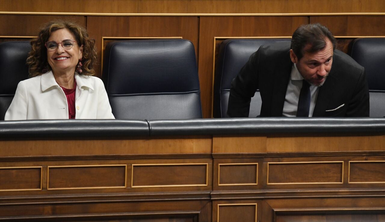La vicepresidenta primera y ministra de Hacienda, Mar&iacute;a Jes&uacute;s Montero y el ministro de Transportes y Movilidad Sostenible, &Oacute;scar Puente