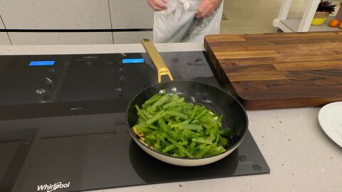 Introduce la borraja escurrida y saltéala