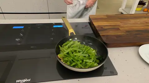 Introduce la borraja escurrida y saltéala Introduce la borraja escurrida y saltéala