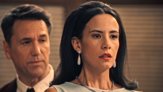 Gabriel amenaza a Cloe con airear sus inclinaciones personales y provocar su despido de la empresa