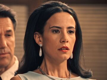 Gabriel amenaza a Cloe con airear sus inclinaciones personales y provocar su despido de la empresa
