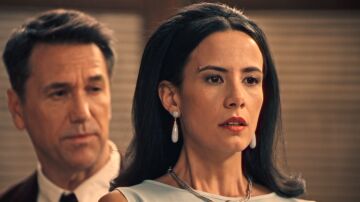 Gabriel amenaza a Cloe con airear sus inclinaciones personales y provocar su despido de la empresa