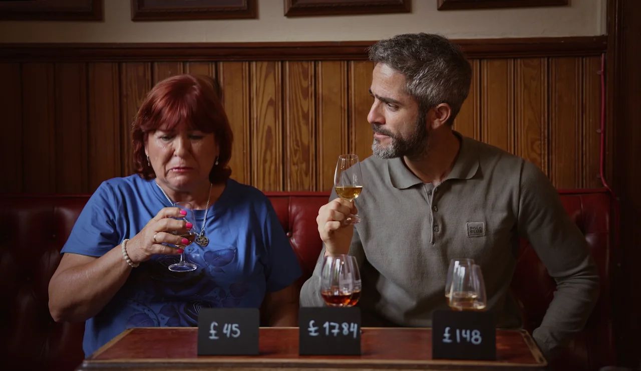 Mercedes y Roberto Leal se enfrentan a una cata de Whisky