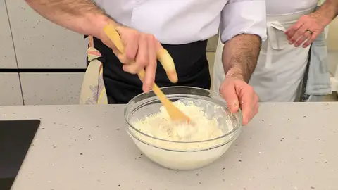 Mezcla bien hasta que los ingredientes se integren Mezcla bien hasta que los ingredientes se integren