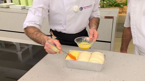 Introduce los tres rollos en un molde tipo plum cake