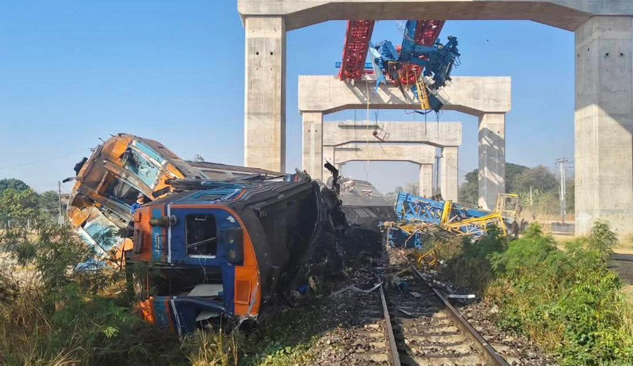 Una grúa cae sobre un tren en Tailandia.