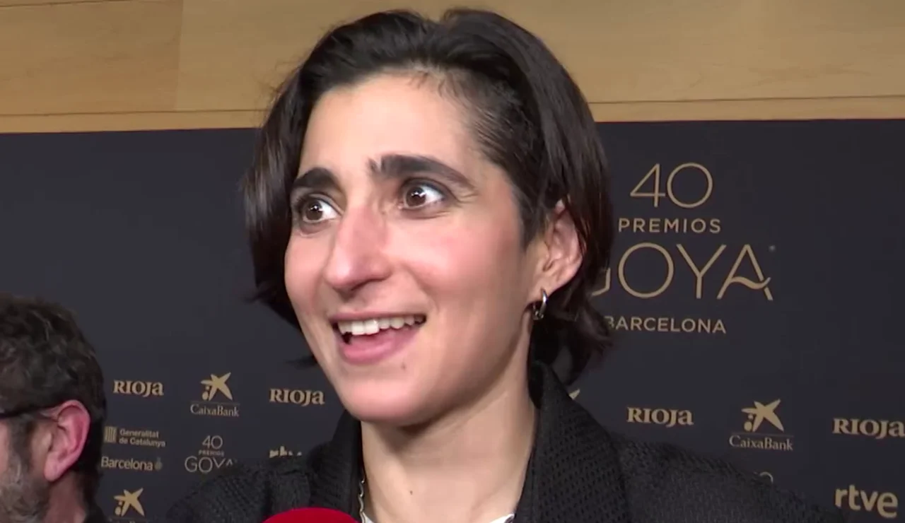 Alba Flores hablando con la prensa