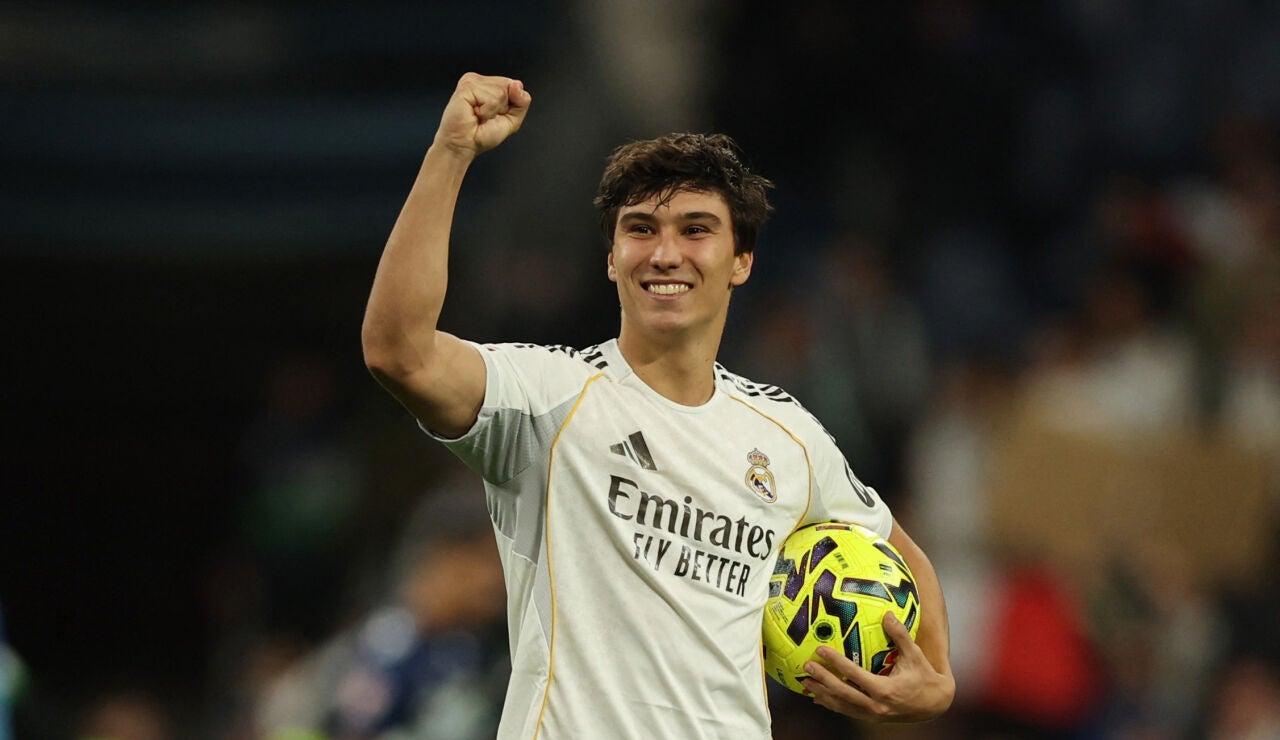 Gonzalo celebra su hat-trick al Real Betis