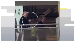 El presidente de Estados Unidos, Donald Trump, haciendo la peineta al trabajador que se encara con &eacute;l