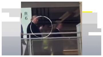 El presidente de Estados Unidos, Donald Trump, haciendo la peineta al trabajador que se encara con &eacute;l