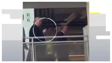 El presidente de Estados Unidos, Donald Trump, haciendo la peineta al trabajador que se encara con él El presidente de Estados Unidos, Donald Trump, haciendo la peineta al trabajador que se encara con él