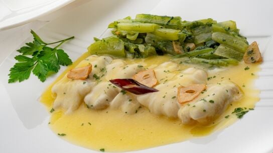 Karlos Argui&ntilde;ano: receta f&aacute;cil de kokotxas de bacalao al pil-pil en 5 minutos con borraja salteada