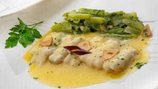 Karlos Argui&ntilde;ano: receta f&aacute;cil de kokotxas de bacalao al pil-pil en 5 minutos con borraja salteada