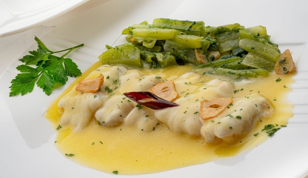 Karlos Argui&ntilde;ano: receta f&aacute;cil de kokotxas de bacalao al pil-pil en 5 minutos con borraja salteada