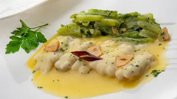 Karlos Arguiñano: receta fácil de kokotxas de bacalao al pil-pil en 5 minutos con borraja salteada Karlos Arguiñano: receta fácil de kokotxas de bacalao al pil-pil en 5 minutos con borraja salteada