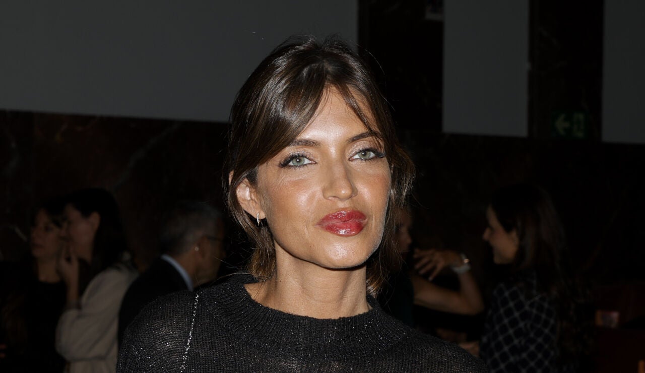 Sara Carbonero recibe el alta y vuelve a Madrid acompa&ntilde;ada de su pareja, Jota Cabrera