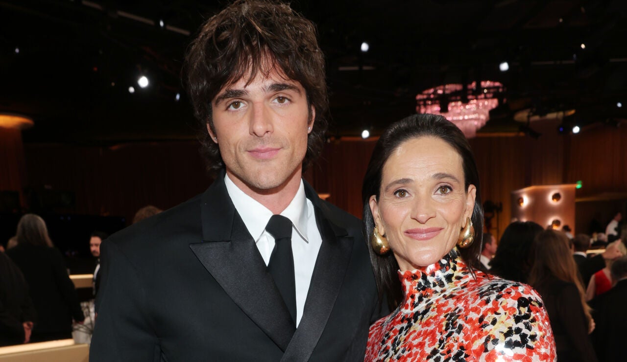 Jacob Elordi posa con su madre Melissa en los Globos de Oro