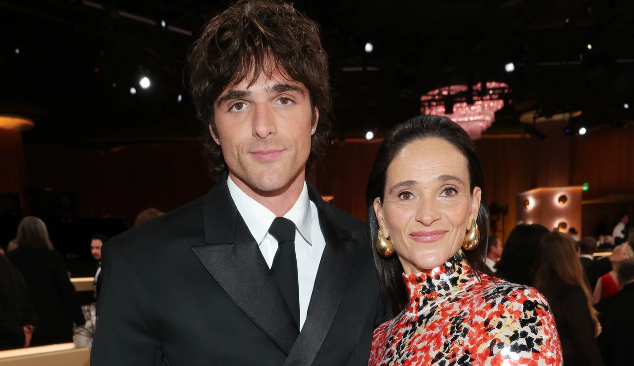 Jacob Elordi posa con su madre Melissa en los Globos de Oro