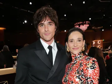 Jacob Elordi posa con su madre Melissa en los Globos de Oro Jacob Elordi posa con su madre Melissa en los Globos de Oro