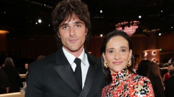 Jacob Elordi posa con su madre Melissa en los Globos de Oro