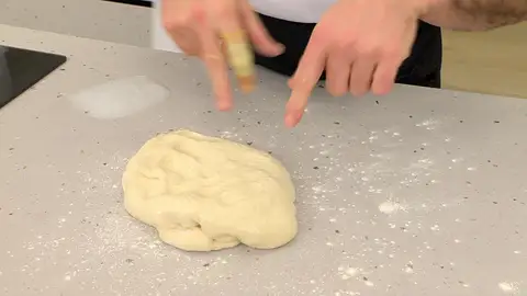 Pasa la masa a la encimera con un poco de harina Pasa la masa a la encimera con un poco de harina