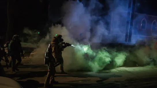 Agentes federales de inmigración lanzan gas lacrimógeno en un barrio residencial mientras se retiran de una multitud durante una protesta tras el tiroteo de agentes federales contra dos personas en Minneapolis, Minnesota, Agentes federales de inmigración lanzan gas lacrimógeno en un barrio residencial mientras se retiran de una multitud durante una protesta tras el tiroteo de agentes federales contra dos personas en Minneapolis, Minnesota,