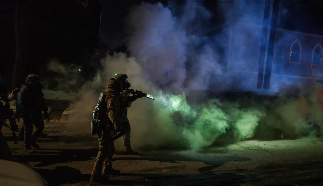Agentes federales de inmigración lanzan gas lacrimógeno en un barrio residencial mientras se retiran de una multitud durante una protesta tras el tiroteo de agentes federales contra dos personas en Minneapolis, Minnesota,