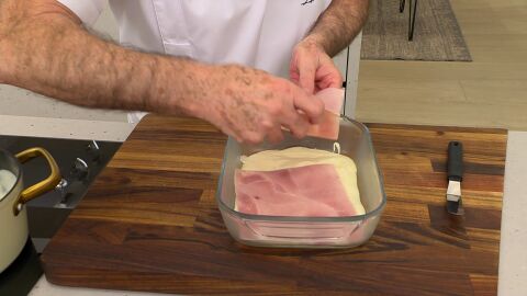 Coloca las otras 2 lonchas de jamón cocido encima del queso