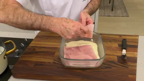 Coloca las otras 2 lonchas de jamón cocido encima del queso Coloca las otras 2 lonchas de jamón cocido encima del queso