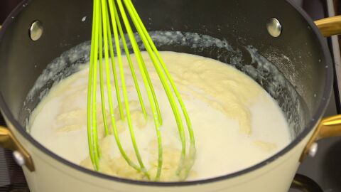 Añade sal, una pizca de nuez moscada rallada y 2 lonchas de queso troceadas