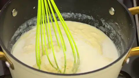 Añade sal, una pizca de nuez moscada rallada y 2 lonchas de queso troceadas Añade sal, una pizca de nuez moscada rallada y 2 lonchas de queso troceadas