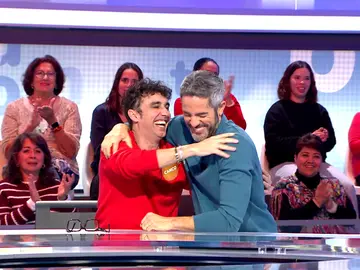 El accidentado saludo de Canco Rodríguez a Roberto Leal en Pasapalabra: “Me has pisado” El accidentado saludo de Canco Rodríguez a Roberto Leal en Pasapalabra: “Me has pisado”