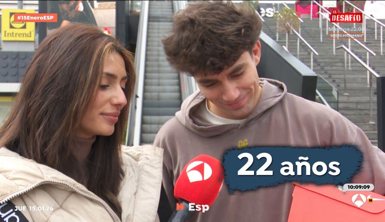 joven reaccionando a v&iacute;deos julio