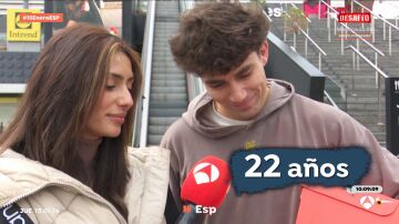 joven reaccionando a v&iacute;deos julio