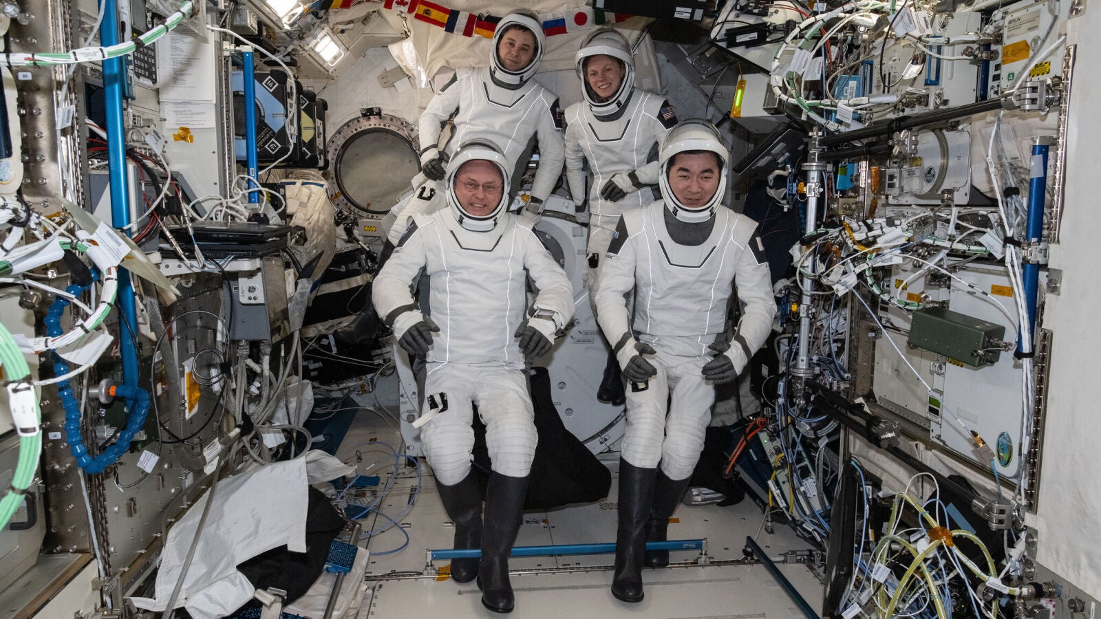 Los astronautas evacuados de la EEI por enfermedad vuelven con éxito a la Tierra