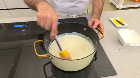 Cuando el arroz con leche adquiera una textura melosa, agrega el azúcar, remueve y cuece todo Cuando el arroz con leche adquiera una textura melosa, agrega el azúcar, remueve y cuece todo